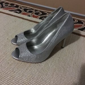 Silver heels w/glitter size 8